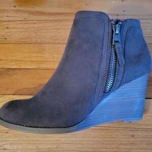 NEW dark brown booties women's 8 suede feel, perfect condition with tags